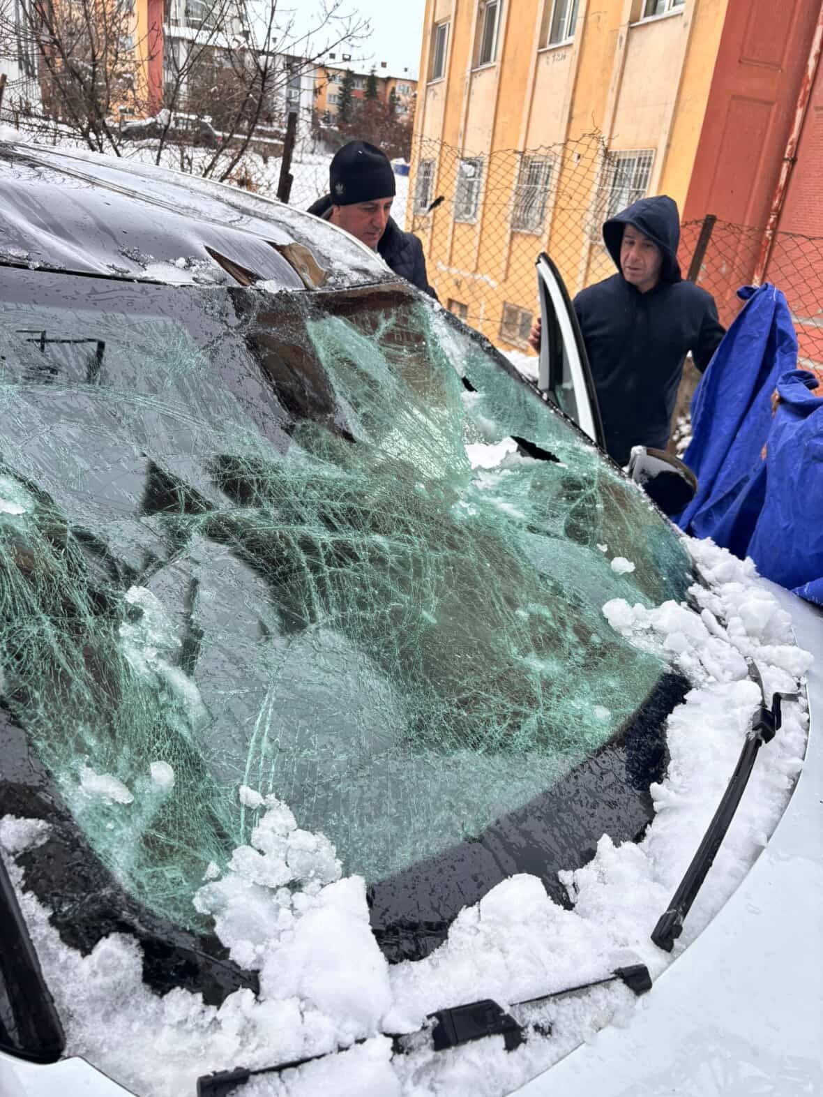 SİİRT’İN KURTALAN İLÇESİNDE ÇATIDAN DÜŞEN KAR KÜTLESİ BİR OTOMOBİLİ KULLANILMAZ HALE...