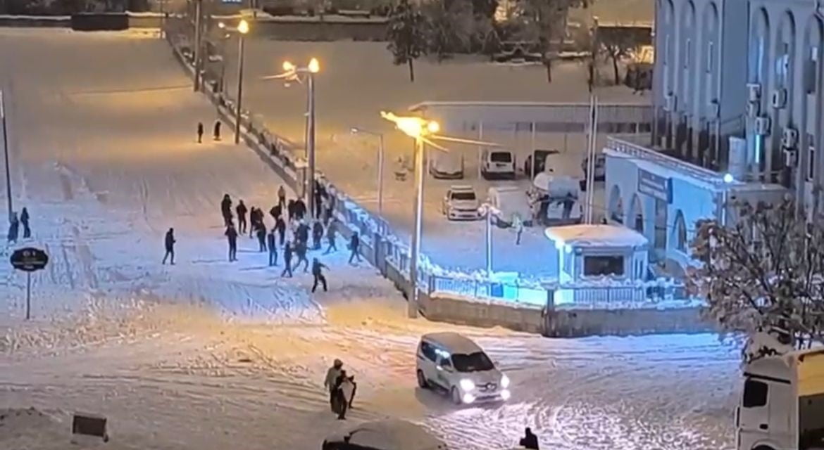 SİİRT’İN KURTALAN İLÇESİNDE ÇOCUKLAR KARTOPUYLA SALDIRDI. POLİSLER ÇOCUKLARIN OYUNUNA DAHİL OLUNCA...