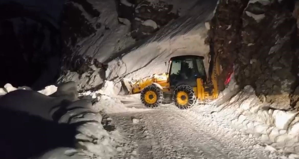 SİİRT’İN PERVARİ İLÇESİNDE ÇIĞ DÜŞMESİ SONUCU KAPANAN YOL, İL ÖZEL İDARESİ EKİPLERİNİN...