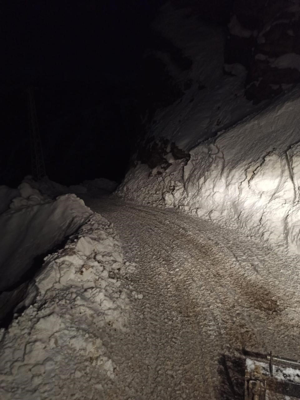 SİİRT’İN PERVARİ İLÇESİNDE ÇIĞ DÜŞMESİ SONUCU KAPANAN YOL, İL ÖZEL İDARESİ EKİPLERİNİN...