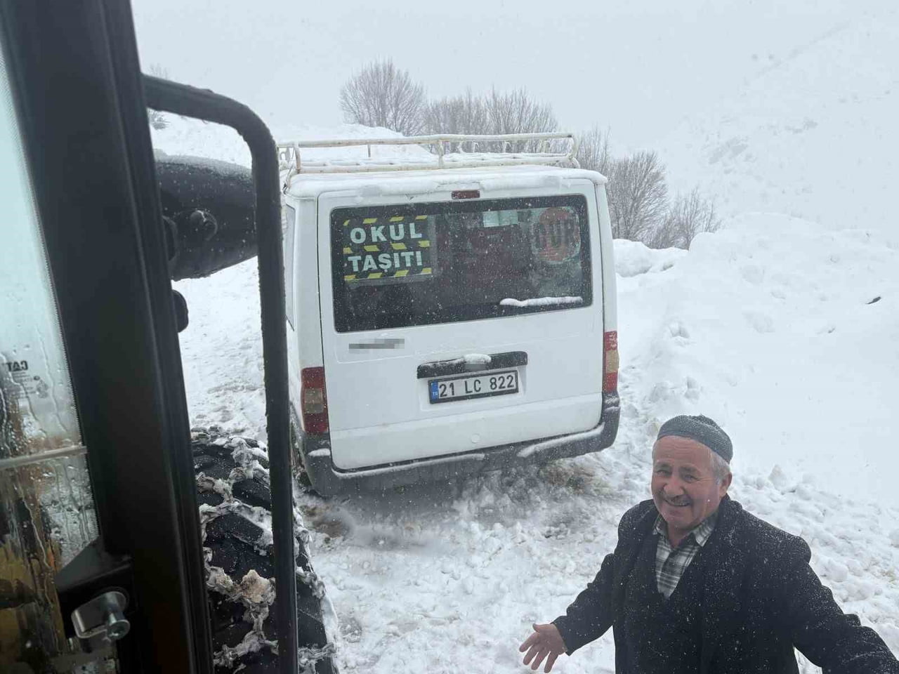 SİİRT’İN ŞİRVAN İLÇESİNE BAĞLI ELMADALI VE YAMAÇLI KÖYLERİ ARASINDA, KAR VE TİPİ NEDENİYLE MAHSUR...