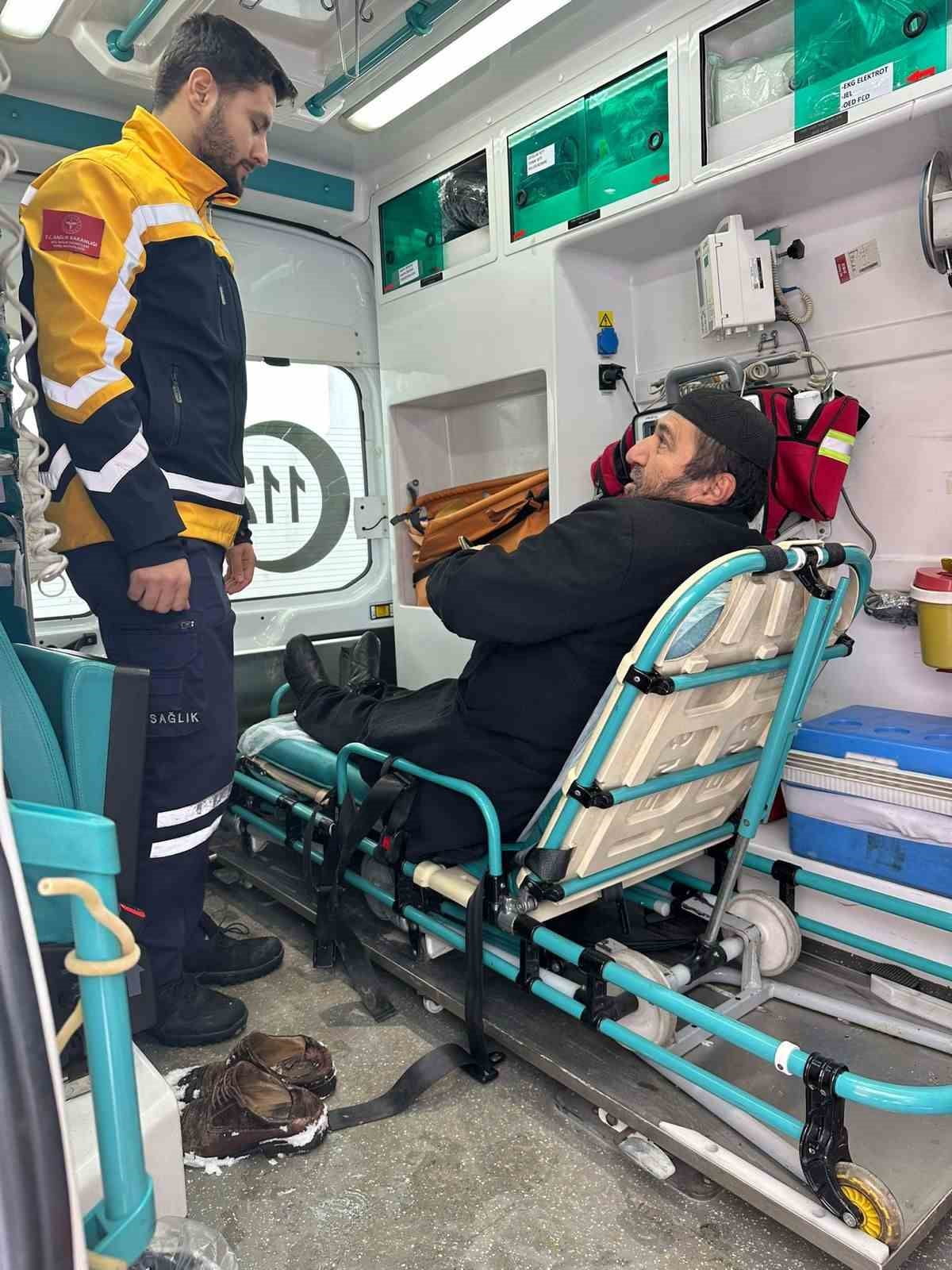 SİİRT ÖZEL İDARE EKİPLERİ KARLA KAPLI YOLLARI AÇARKEN HASTALARI SAĞLIK EKİPLERİNE...