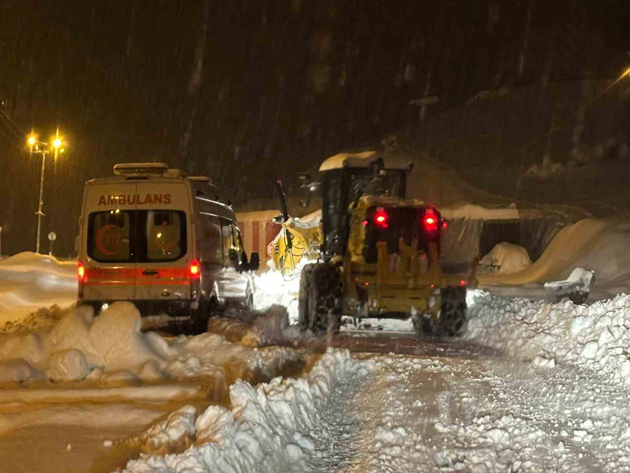 SİİRT’TE ETKİLİ OLAN YOĞUN KAR YAĞIŞINA RAĞMEN UMKE VE 112 ACİL SAĞLIK EKİPLERİ, ZORLU HAVA VE YOL...