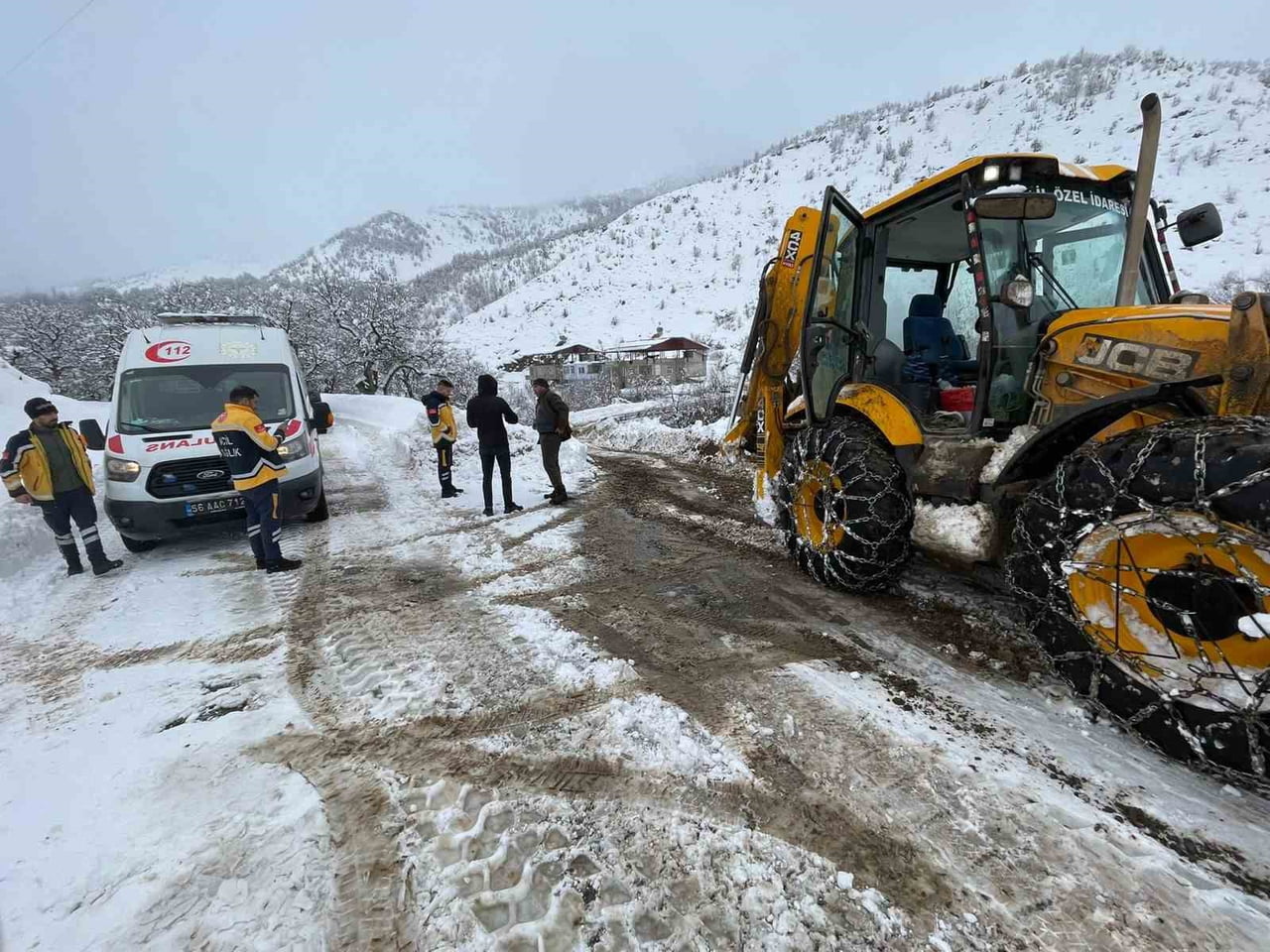 SİİRT’TE RAHATSIZLANAN HASTALAR, KAR YAĞIŞI NEDENİYLE KAPALI YOLLAR AÇILARAK HASTANEYE...