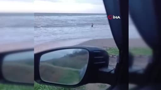 Silivri’de lodosa aldırış etmeyen bir vatandaş denize girdi: O anlar kamerada
