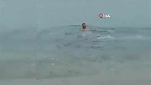 Silivri’de soğuğa ve kara aldırış etmeden denize böyle girdi