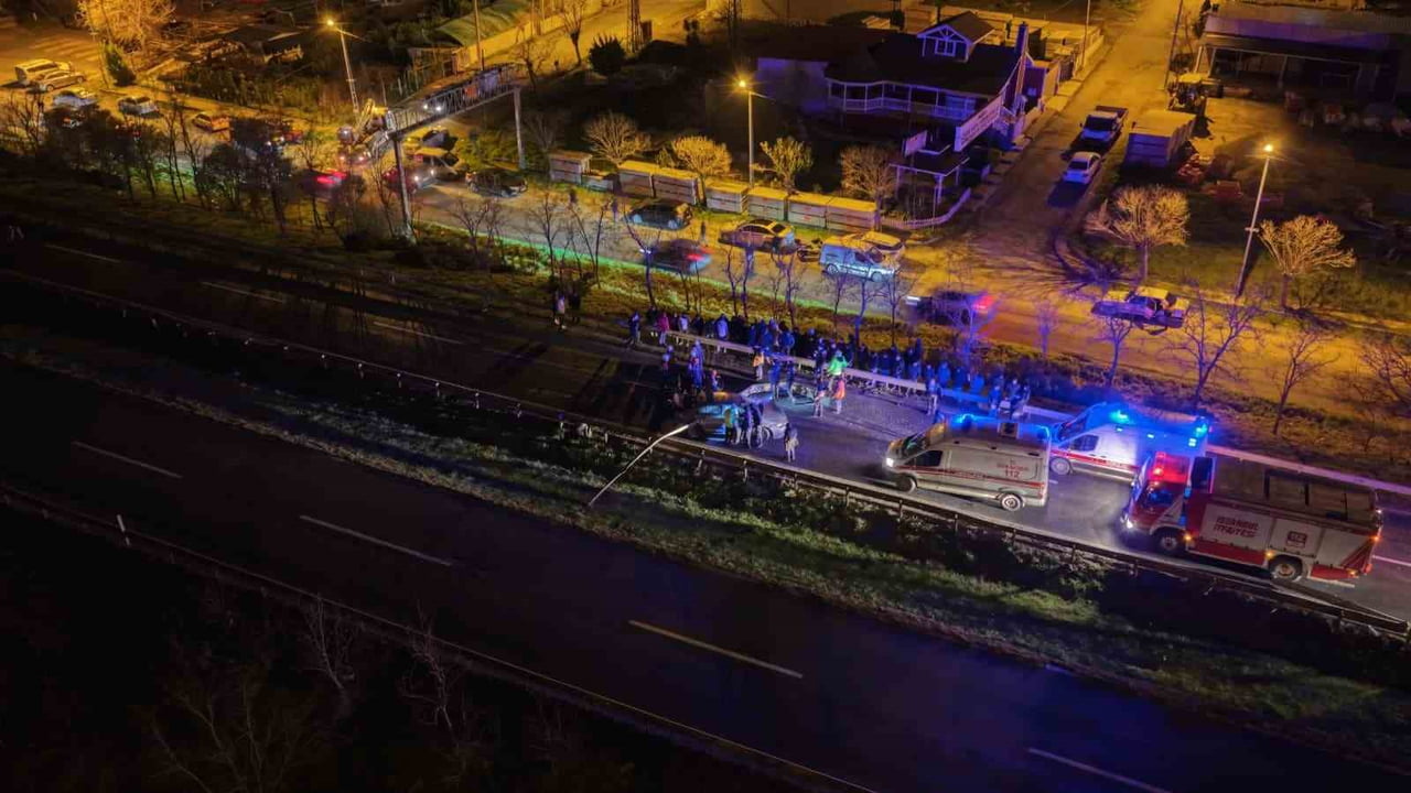 SİLİVRİ MAVİ YELKEN’DE FECİ KAZA: ARAÇTA SIKIŞAN SÜRÜCÜ HAYATINI KAYBETTİ