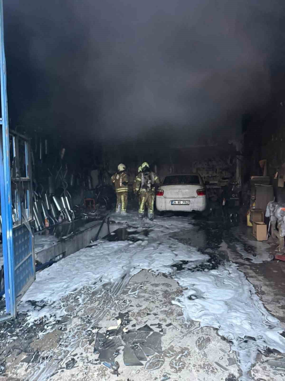 SİLİVRİ SANAYİ SİTESİ’NDE BİR İŞ YERİNDE ÇIKAN YANGIN, ÇIRAKLARIN DİKKATİ VE İTFAİYENİN HIZLI...