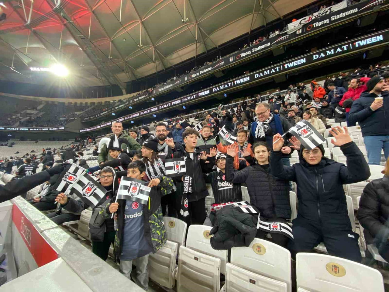 SINDIRGILI DEPREMZEDE ÖĞRENCİLER, BEŞİKTAŞ- KAYSERİSPOR KARŞILAŞMASINI TÜPRAŞ STADYUMU'NDA...