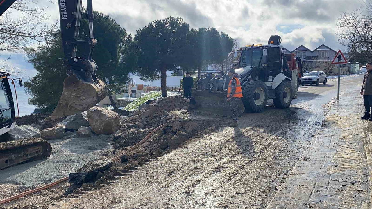 SİNOP'TA YOĞUN KAR YAĞIŞININ ARDINDAN MEYDANA GELEN TOPRAK KAYMASI NEDENİYLE SİNOP BELEDİYESİ...