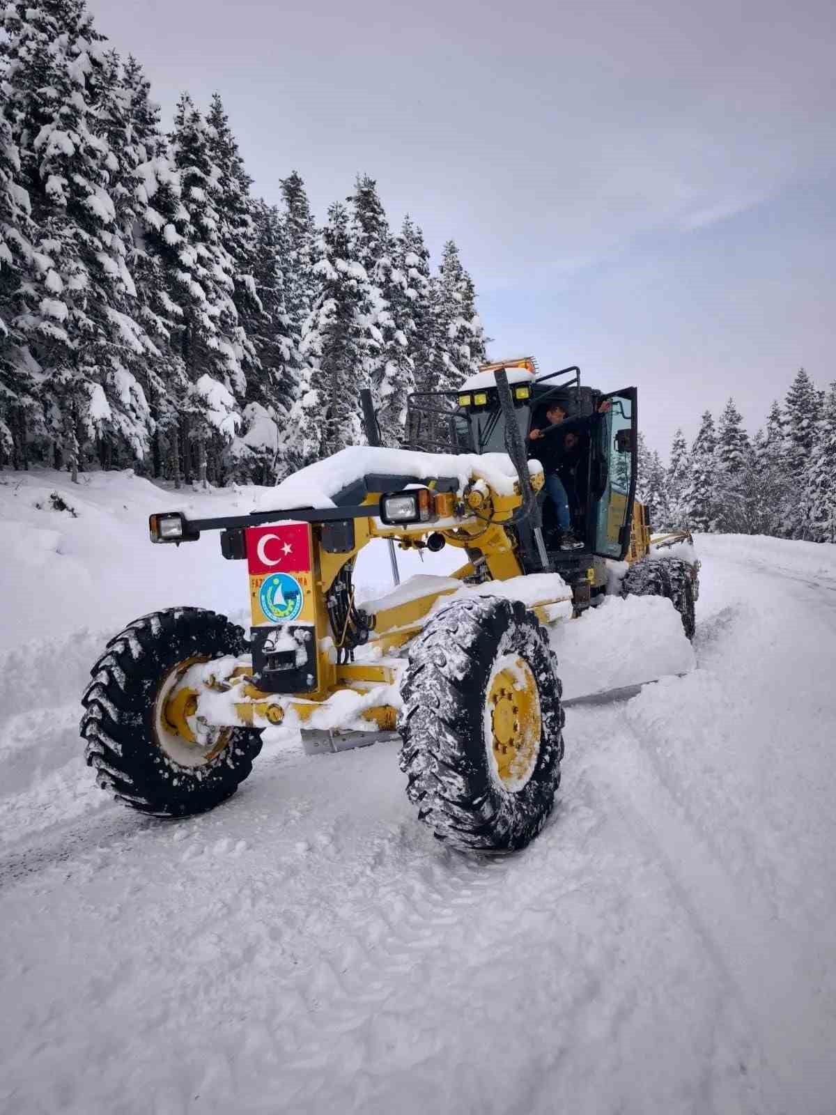 SİNOP İL ÖZEL İDARESİ EKİPLERİ, SON 3 GÜNDE ETKİLİ OLAN YOĞUN KAR YAĞIŞINA RAĞMEN İL GENELİNDE...