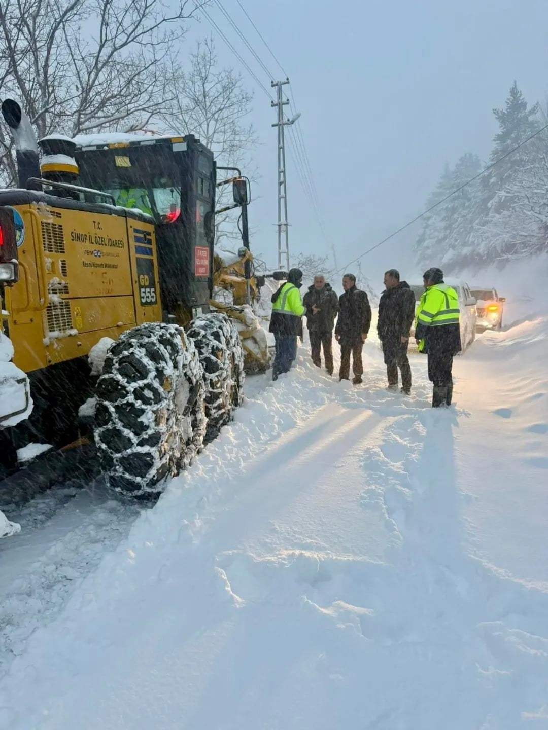 SİNOP’TA KARLA MÜCADELE ÇALIŞMALARI HIZ KESMEDEN DEVAM EDİYOR.