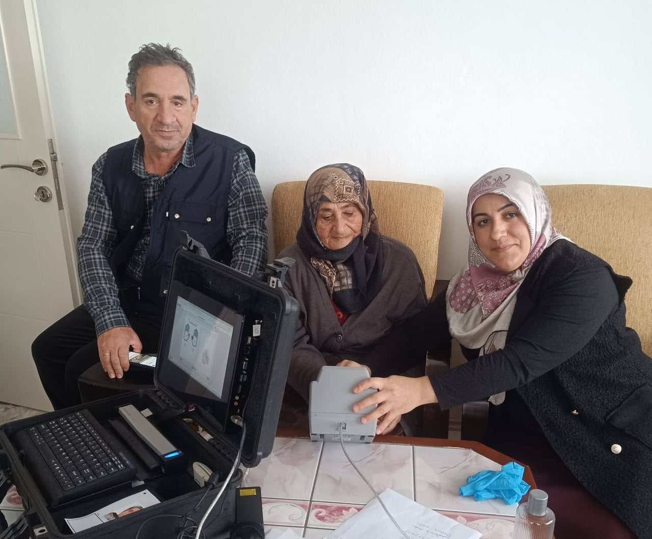 SİNOP’TA NÜFUS MÜDÜRLÜĞÜNE GİDEMEYEN YAŞLI, ENGELLİ VE YATALAK VATANDAŞLAR İÇİN EVDE KİMLİK KARTI...