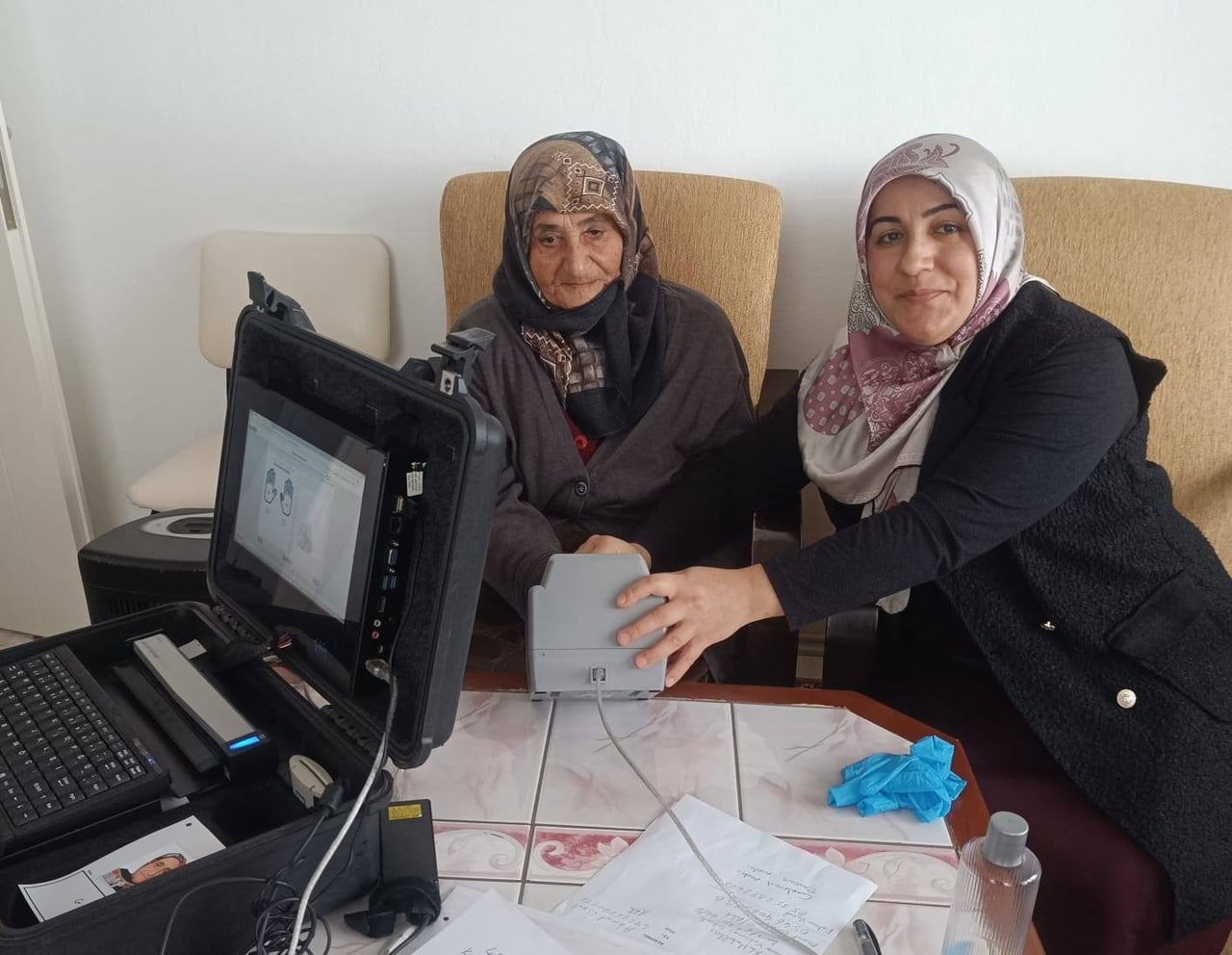 SİNOP’TA NÜFUS MÜDÜRLÜĞÜNE GİDEMEYEN YAŞLI, ENGELLİ VE YATALAK VATANDAŞLAR İÇİN EVDE KİMLİK KARTI...