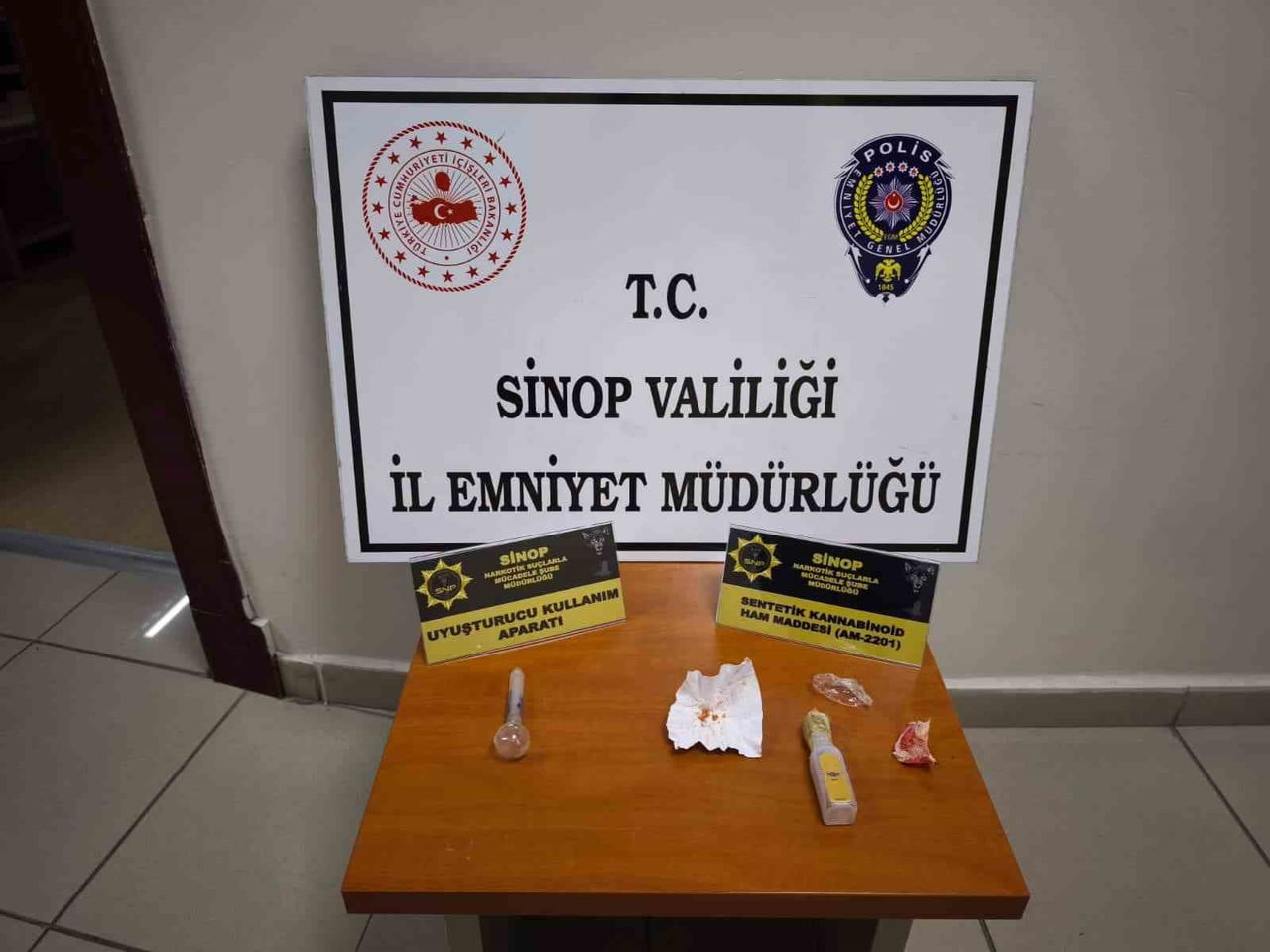 SİNOP’TA POLİS EKİPLERİNCE DÜZENLENEN UYUŞTURUCU OPERASYONUNDA 4 KİŞİ GÖZALTINA ALINDI.