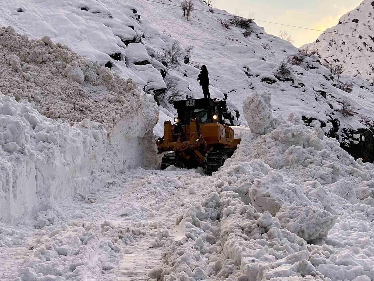ŞIRNAK'IN BEYTÜŞŞEBAP İLÇESİNDE ÇIĞ SONUCU KAPANAN YOL EKİPLERİN ÇALIŞMASIYLA AÇILDI.