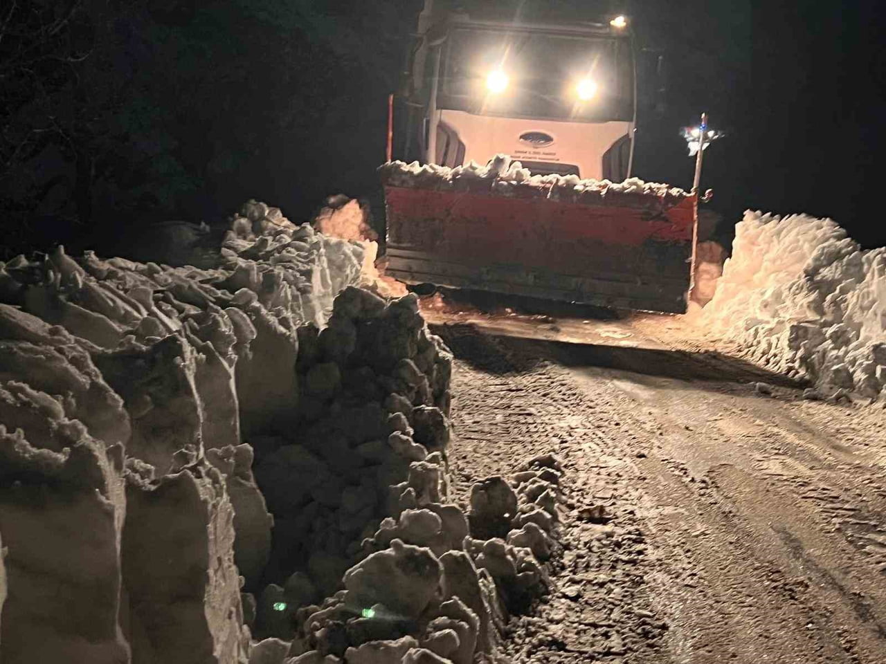 ŞIRNAK'IN BEYTÜŞŞEBAP İLÇESİNDE ÇIĞ SONUCU KAPANAN YOL EKİPLERİN ÇALIŞMASIYLA AÇILDI.