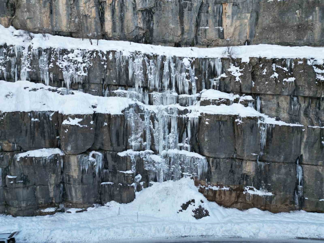 ŞIRNAK'IN BEYTÜŞŞEBAP İLÇESİNDE KAR YAĞIŞI SONRASI OLUŞAN BUZ SARKITLARI DRONLA...