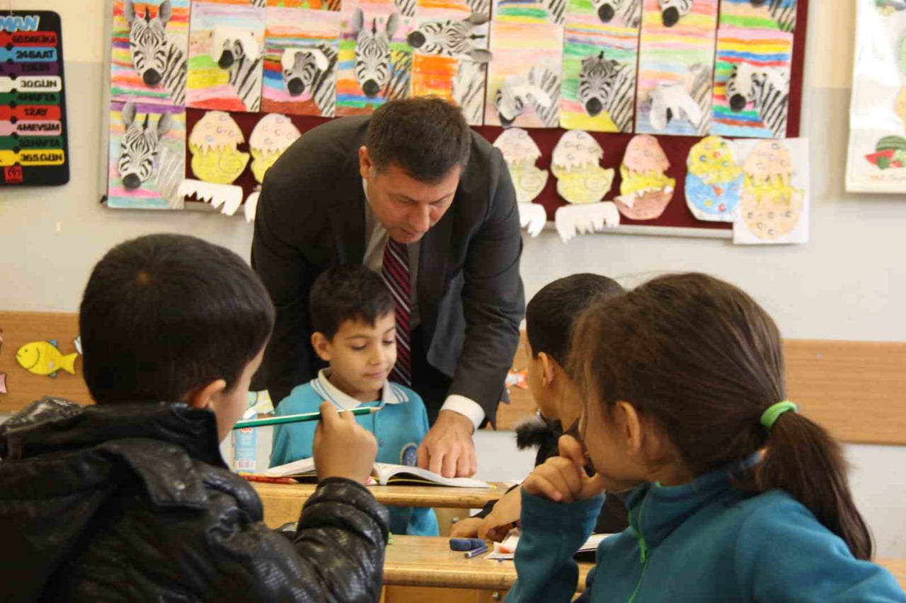 ŞIRNAK'IN CİZRE İLÇE MİLLİ EĞİTİM MÜDÜRÜ OKULLARDA İNCELEMELERDE BULUNUP ÖĞRENCİLERLE BİR ARAYA...
