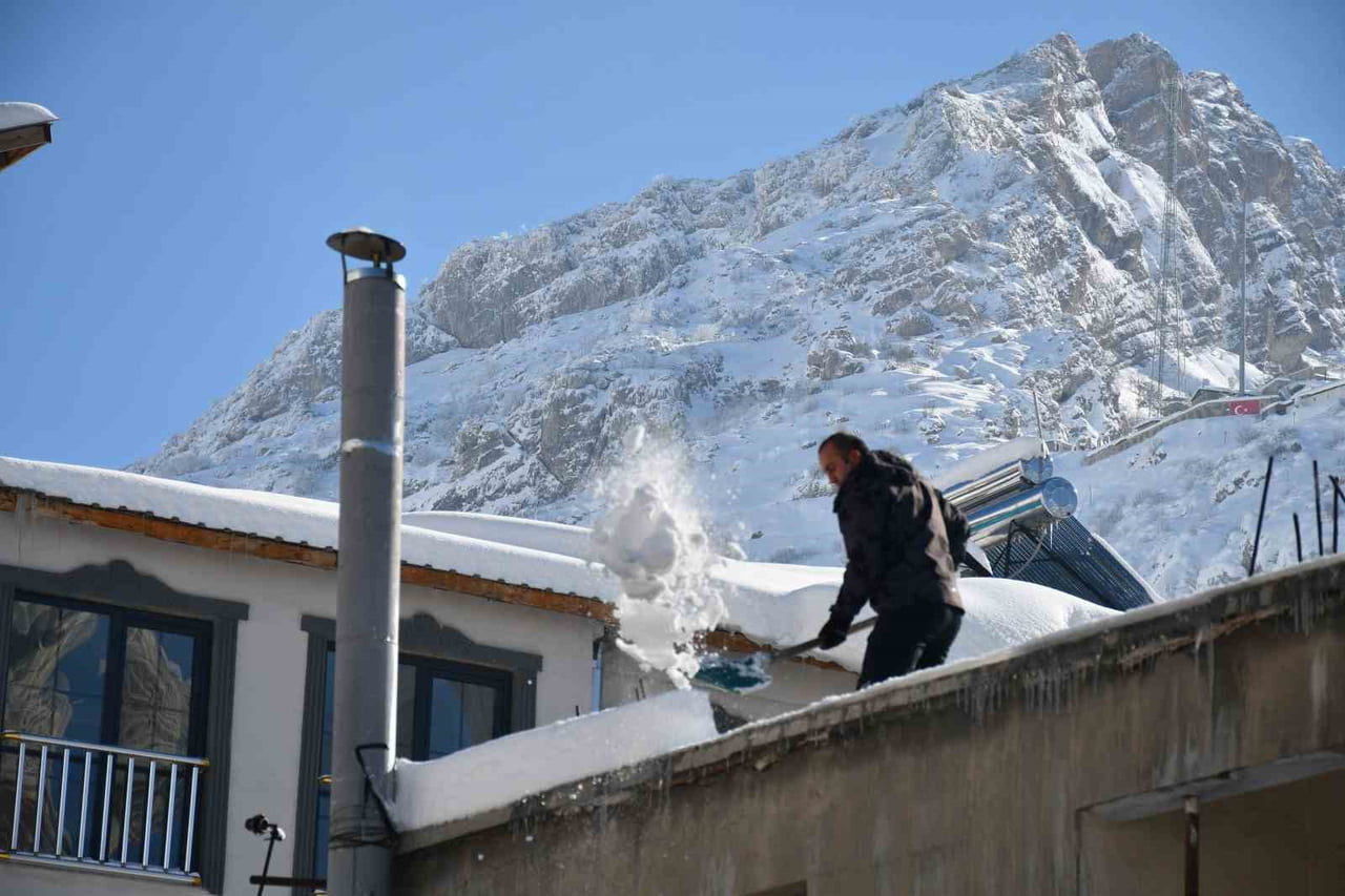 ŞIRNAK'TA KAR YAĞIŞI SONRASI DAMLARDA BİRİKEN KAR TEMİZLİYOR.