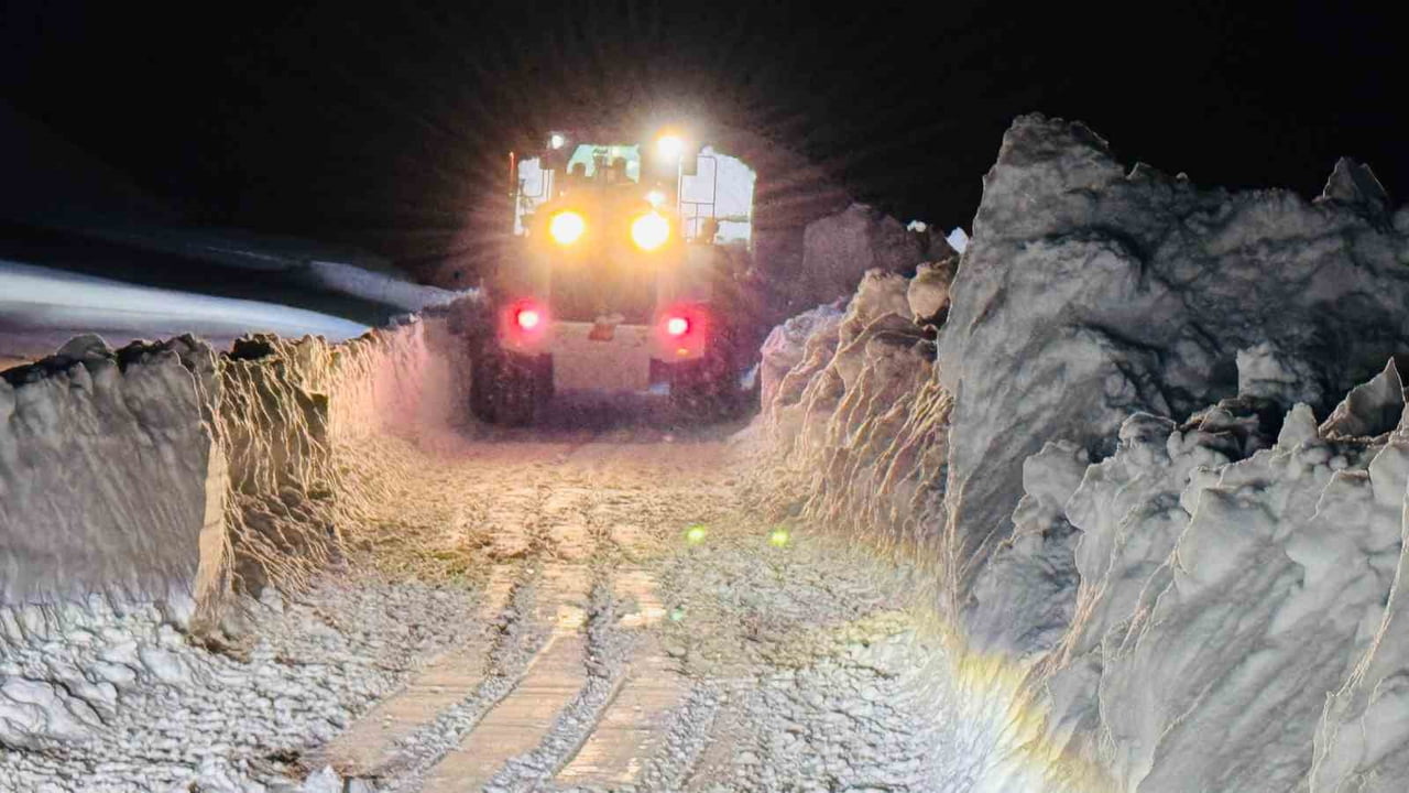 ŞIRNAK'TA KARLA MÜCADELE EKİPLERİ GÜNLERDİR KAPALI KÖY YOLLARINI AÇIYOR