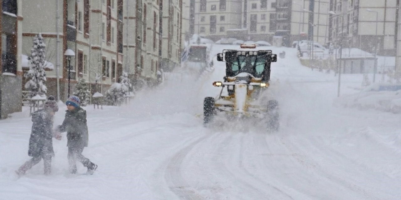 ŞIRNAK GENELİNDE ETKİSİNİ ARTIRAN YOĞUN KAR YAĞIŞI VE BUZLANMA, EĞİTİM FAALİYETLERİNİ OLUMSUZ...
