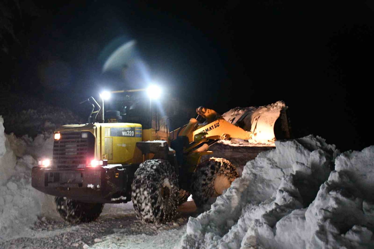 ŞIRNAK’IN BEYTÜŞŞEBAP İLÇESİ BEŞAĞAÇ KÖYÜNDE KAR KALINLIĞI 2 METREYİ BULDU. EKİPLER GECE BOYUNCA...