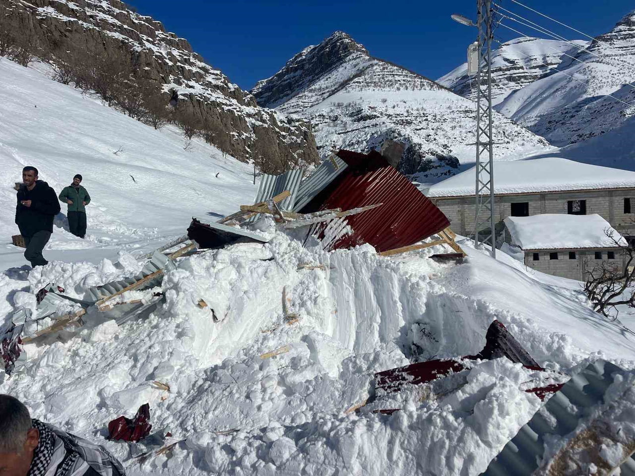 ŞIRNAK’IN BEYTÜŞŞEBAP İLÇESİNDE ÇIĞ ALTINDA KALAN 3 EV, 2 BARAKA VE 1 ARABA ÇIKARTILDI.