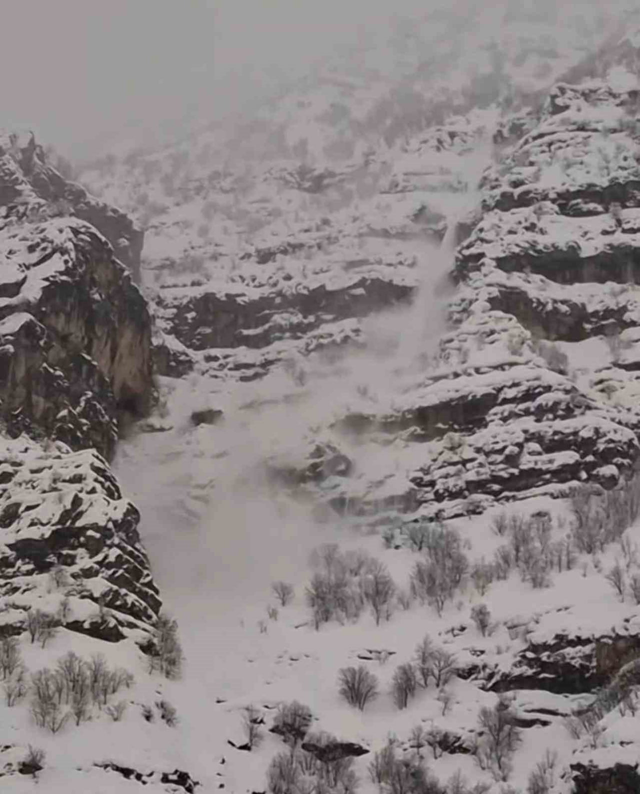 ŞIRNAK’IN BEYTÜŞŞEBAP İLÇESİNDE ETKİLİ OLAN KAR YAĞIŞI ÇIĞA NEDEN OLDU. ÇIĞ DÜŞME ANI, CEP...