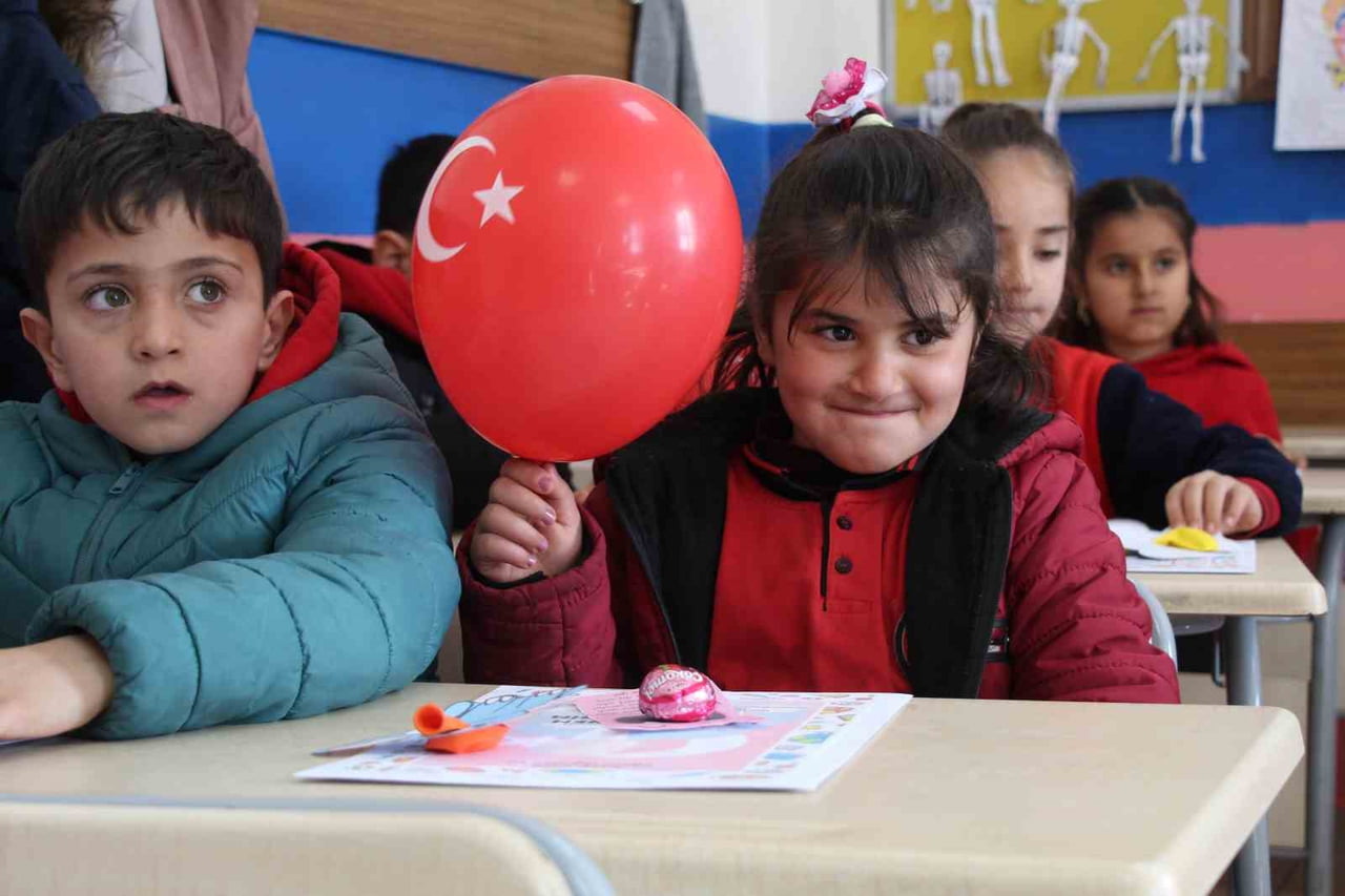 ŞIRNAK MERKEZ VE İLÇELERİNDE 712 OKULDA 144 BİN 727 ÖĞRENCİ KARNE ALARAK YARI YIL TATİLENE...