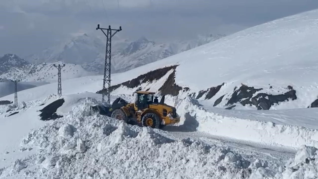ŞIRNAK’TA AŞIRI KAR YAĞIŞI SONRASI EKİPLERİN YOL AÇMA ÇALIŞMALARINDA DSİ’DE DAHİL OLDU. 2 METRELİK...