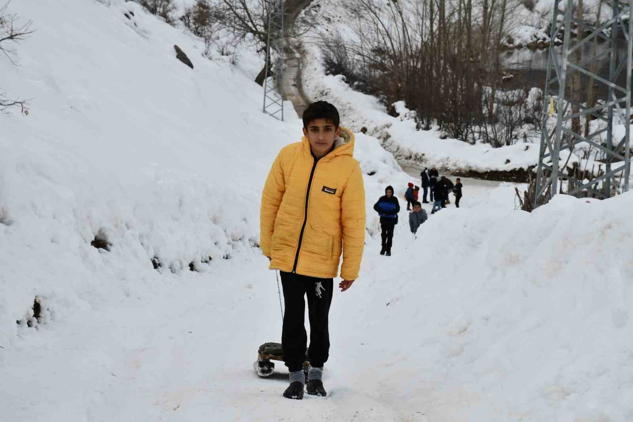 ŞIRNAK’TA ÇOCUKLARIN KIZAKLARLA KAR KEYFİ GÜNLERDİR DEVAM EDİYOR. KULLANILMAYAN YOLLARI KAYAK...