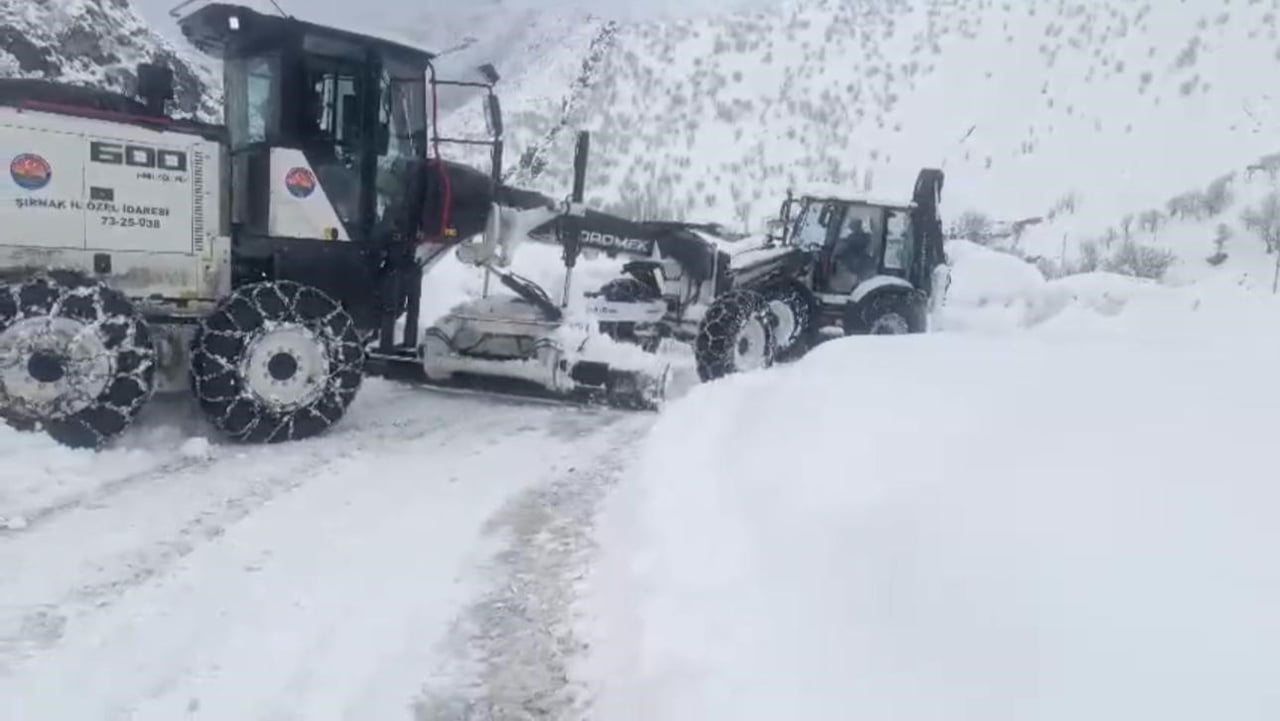 ŞIRNAK’TA GÜNLERDİR ETKİLİ OLAN KAR YAĞIŞI SONRASI BİR ÇOK ÇIĞ DÜŞTÜ. EKİPLER YOLLARI AÇMAK İÇİN...