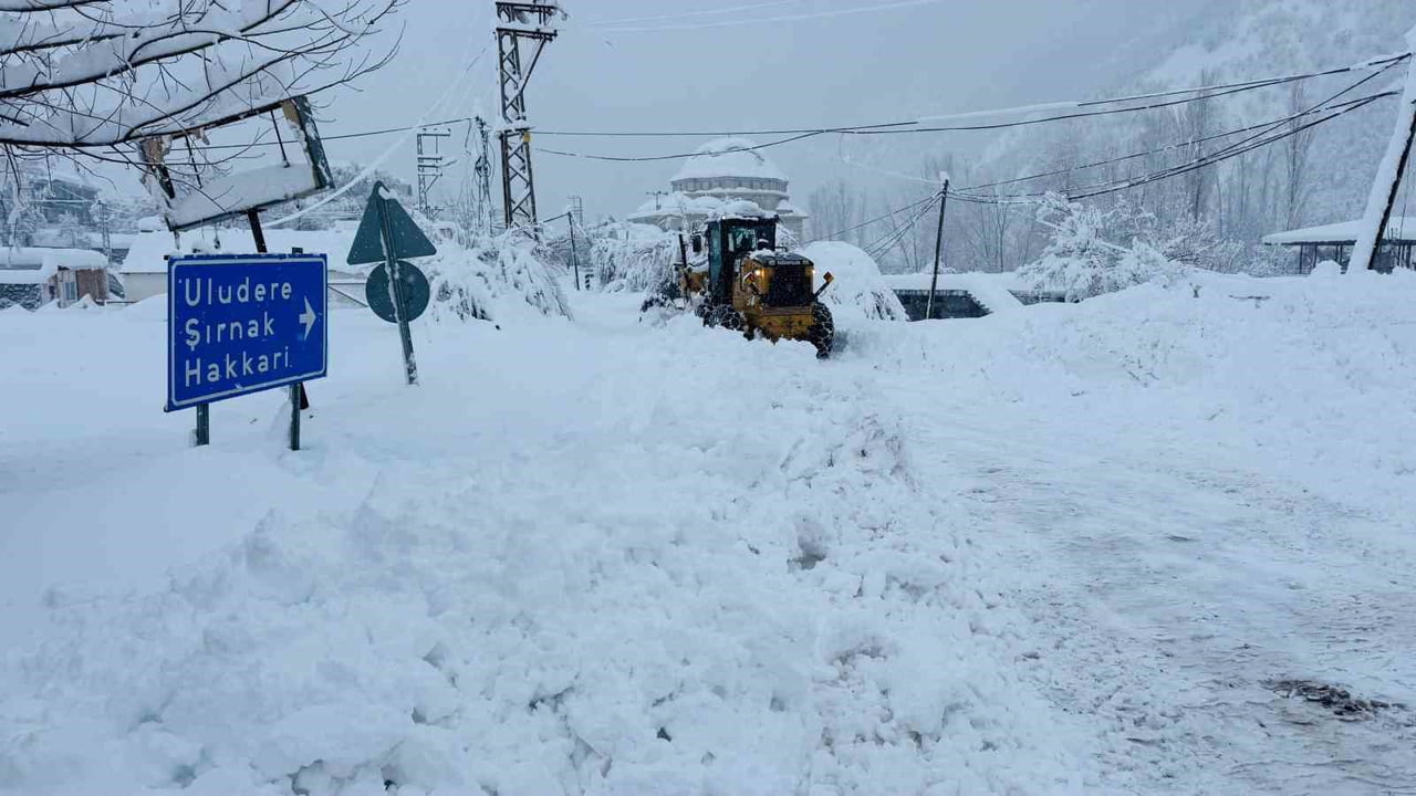 ŞIRNAK’TA İKİ HASTA İÇİN EKİPLER ZAMANLA YARIŞTI. 1 METRE KAR YAĞAN YOLDA ZORLU...