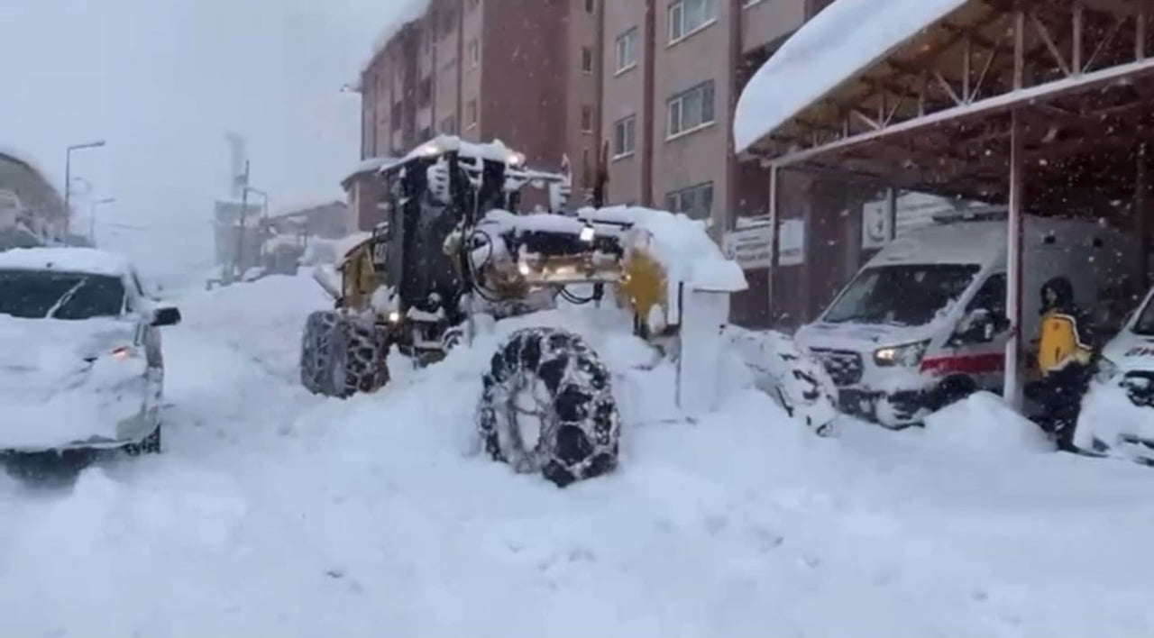 ŞIRNAK’TA KAR KALINLIĞI 2 METREYİ GEÇTİ. EKİPLER DOZERLE ÇARŞIDA KAR TEMİZLİYOR. ŞIRNAK’IN...