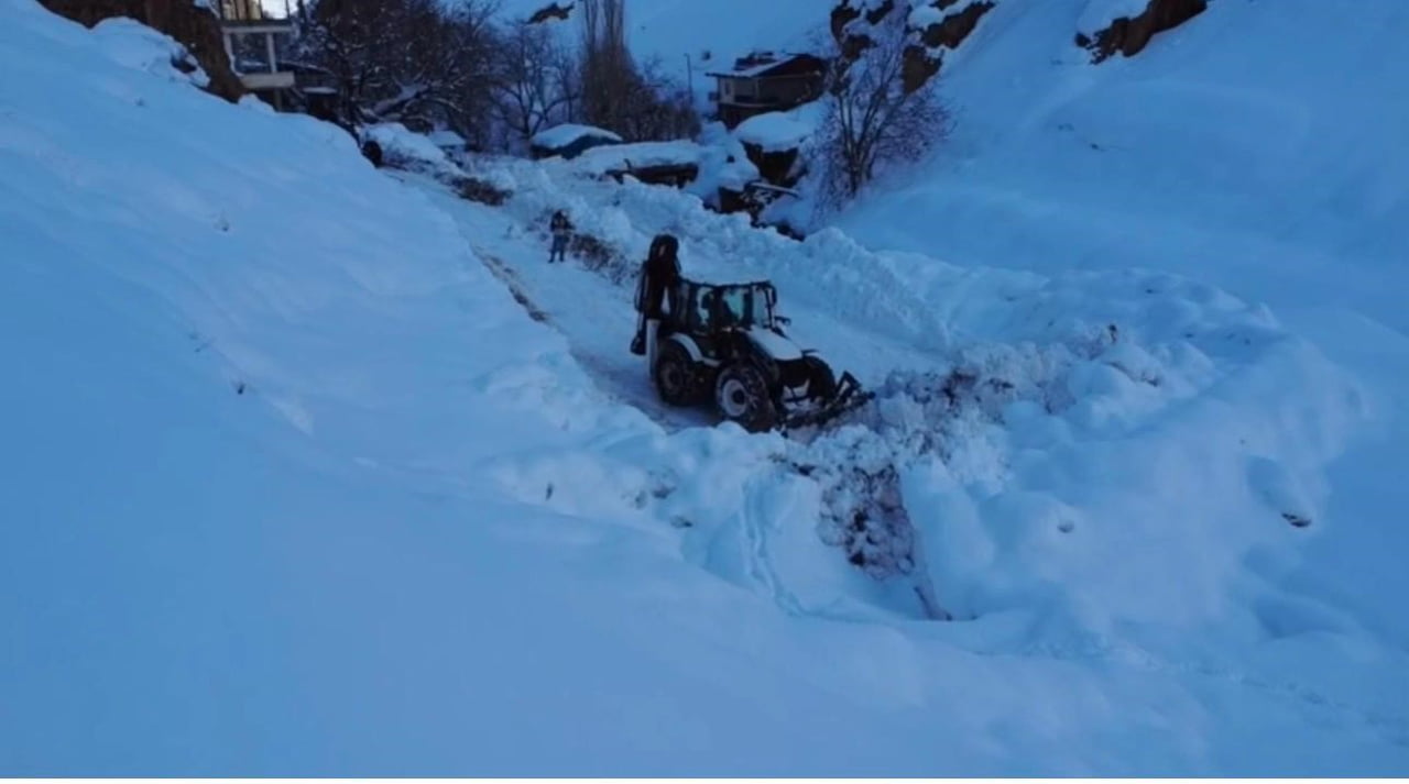 ŞIRNAK’TA KARLA MÜCADELE ÇALIŞMALARI ARALIKSIZ DEVAM EDİYOR. KARLA KAPLI YOLLAR EKİPLER TARAFINDAN...