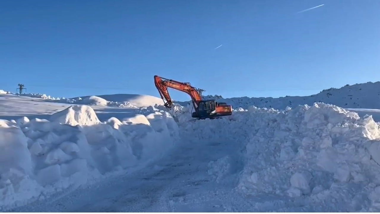 ŞIRNAK’TA KARLA MÜCADELE ÇALIŞMALARI ARALIKSIZ SÜRÜYOR. EKİPLER KARLA KAPLI YOLLARI AÇMAK İÇİN...