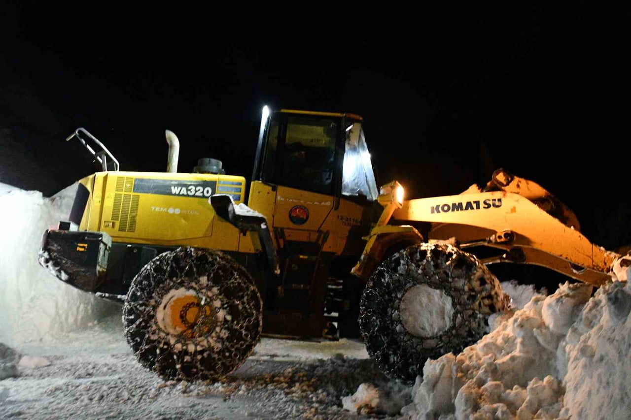 ŞIRNAK’TA KARLA MÜCADELE GÜNLERDİR SÜRÜYOR. AÇILAN YOLLAR TEKRAR KAPANIYOR.KAR YAĞIŞI GÜNLERDİR...