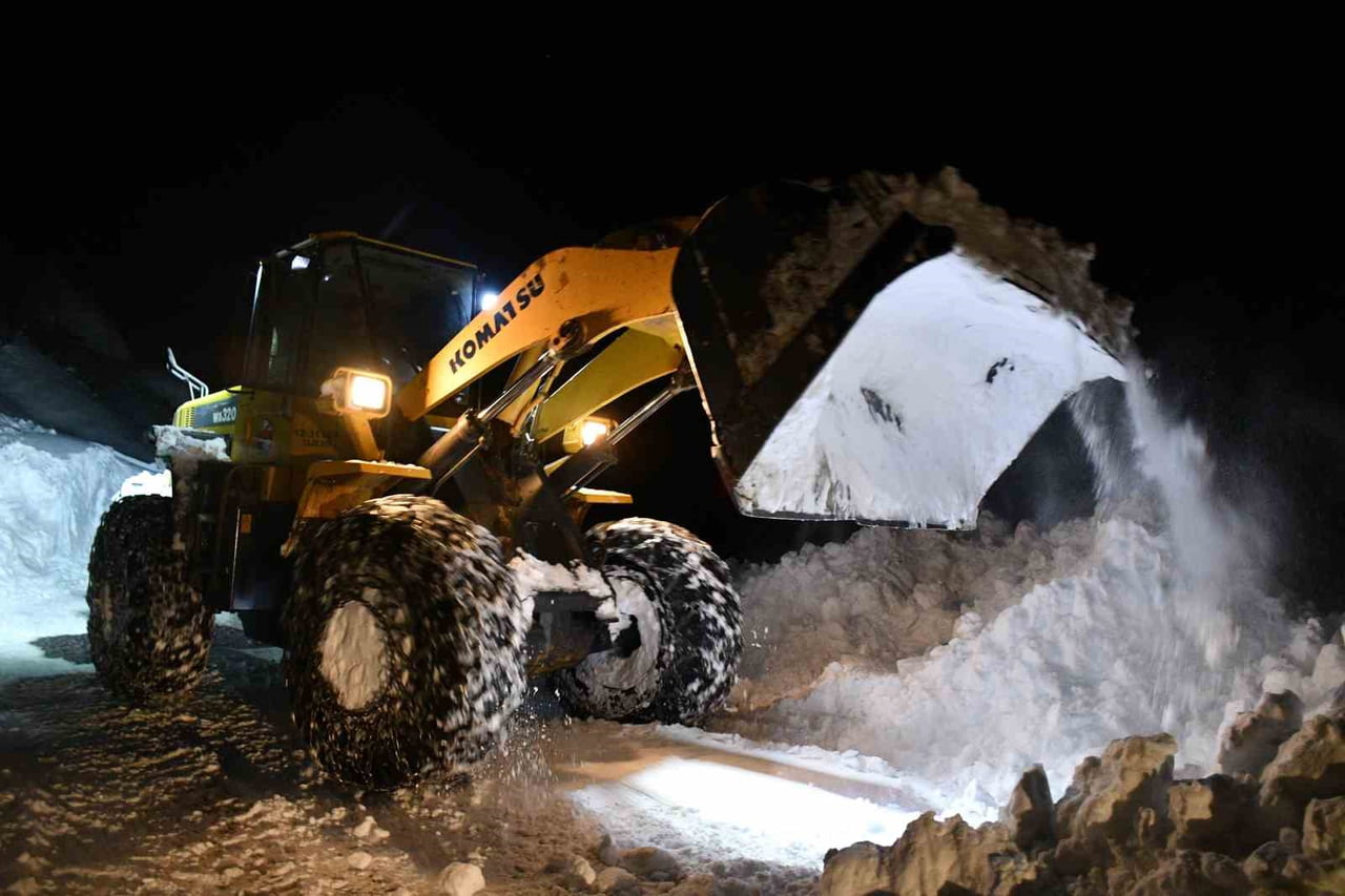 ŞIRNAK’TA KARLA MÜCADELE GÜNLERDİR SÜRÜYOR. AÇILAN YOLLAR TEKRAR KAPANIYOR.KAR YAĞIŞI GÜNLERDİR...