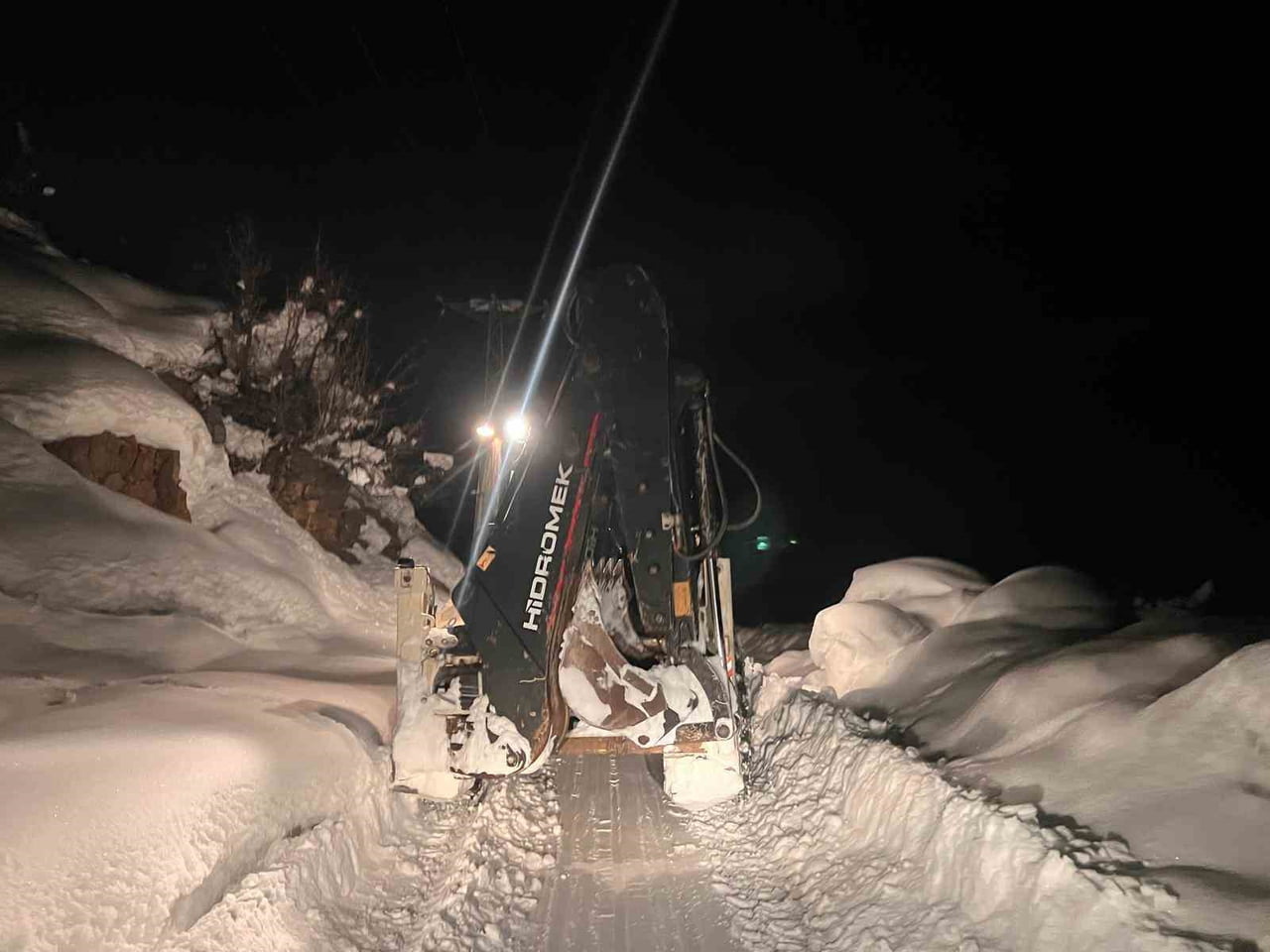 ŞIRNAK’TA KARLA MÜCADELE KARARLILIKLA DEVAM EDİYOR. VALİLİK EKİPLERİ GECE GÜNDÜZ SAHADA ÇALIŞIYOR....