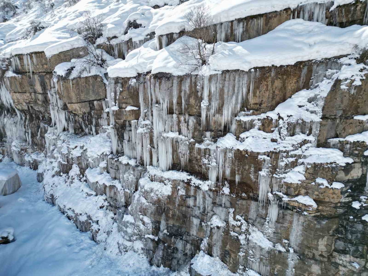 ŞIRNAK’TA KIŞ AYLARINDA BUZDAN ŞELALEYE DÖNÜŞEN DAĞLAR HAVADAN GÖRÜNTÜLENDİ. DEV SARTKITLARIN...