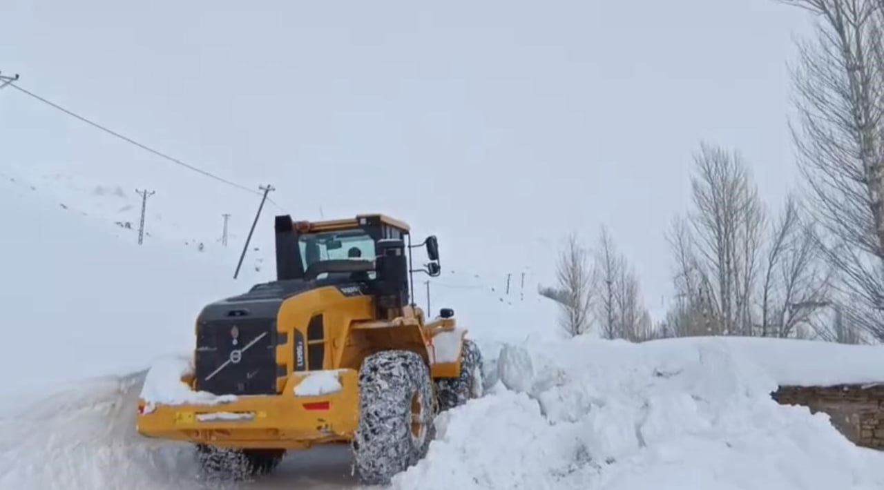 ŞIRNAK’TA KIŞ ETKİSİNİ SÜRDÜRÜYOR. KARLA KAPLI YOLLAR AÇILIYOR. EKİPLERİN KARLA MÜCADELE...