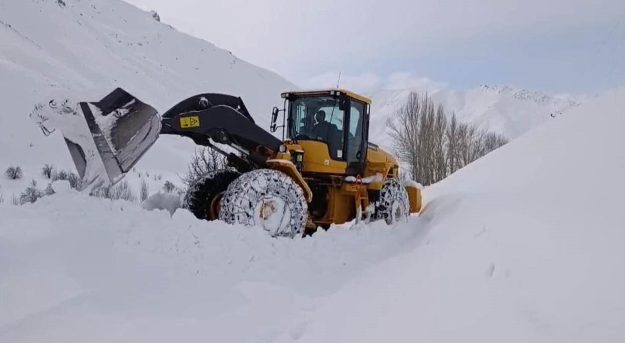 ŞIRNAK’TA KIŞ ETKİSİNİ SÜRDÜRÜYOR. KARLA KAPLI YOLLAR AÇILIYOR. EKİPLERİN KARLA MÜCADELE...