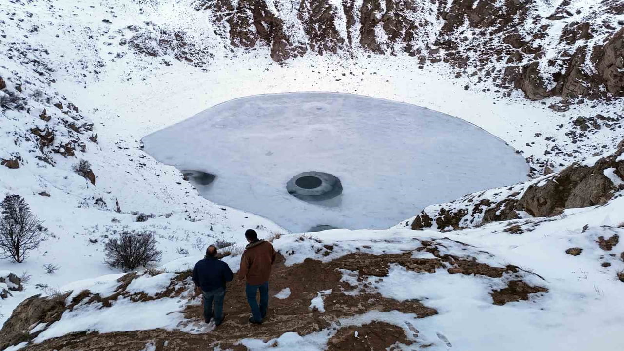 SİVAS'TA BULUNAN VE GÜNEŞİN KONUMUNA GÖRE RENK DEĞİŞTİREN KIZILÇAN GÖLÜ, SOĞUK HAVANIN ETKİSİYLE...