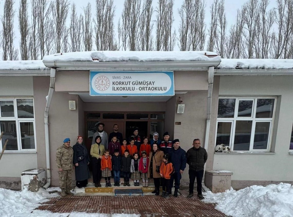 SİVAS İL JANDARMA KOMUTANLIĞI, ZARA İLÇESİNDE İLKOKUL ÖĞRENCİLERİNİN KARNE SEVİNCİNE ORTAK...