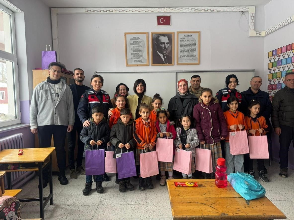 SİVAS İL JANDARMA KOMUTANLIĞI, ZARA İLÇESİNDE İLKOKUL ÖĞRENCİLERİNİN KARNE SEVİNCİNE ORTAK...