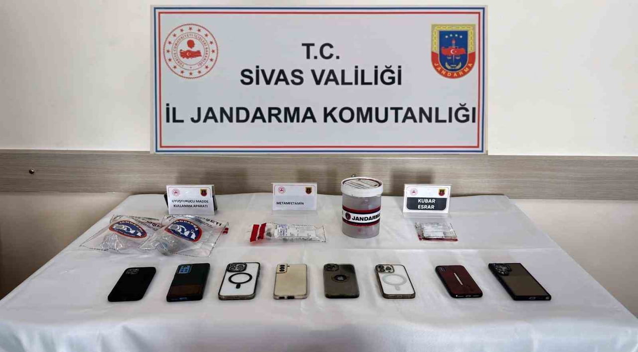 SİVAS’IN GEMEREK İLÇESİNDE JANDARMA EKİPLERİNCE UYUŞTURUCU MADDE TİCARETİNE YÖNELİK EŞ ZAMANLI...