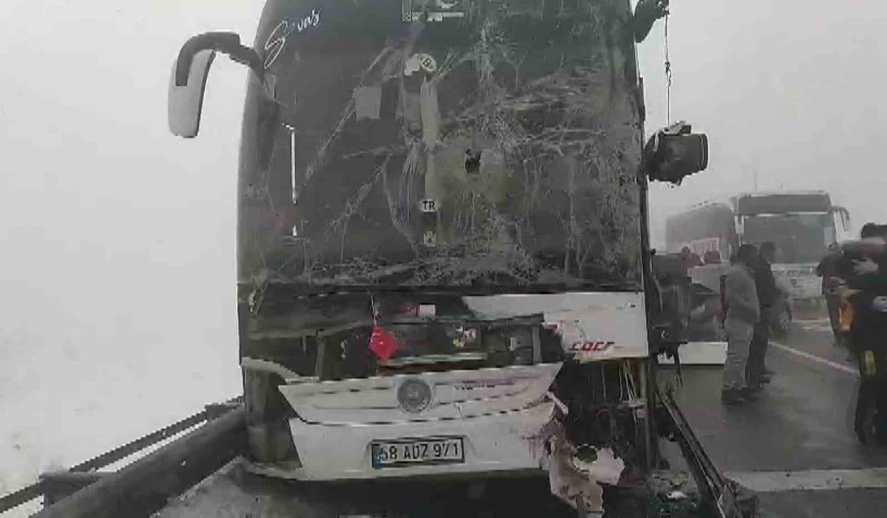 SİVAS’IN GEMEREK İLÇESİNDE SİSLİ HAVA NEDENİYLE 4 ARACIN KARIŞTIĞI MEYDANA GELEN ZİNCİRLEME TRAFİK...