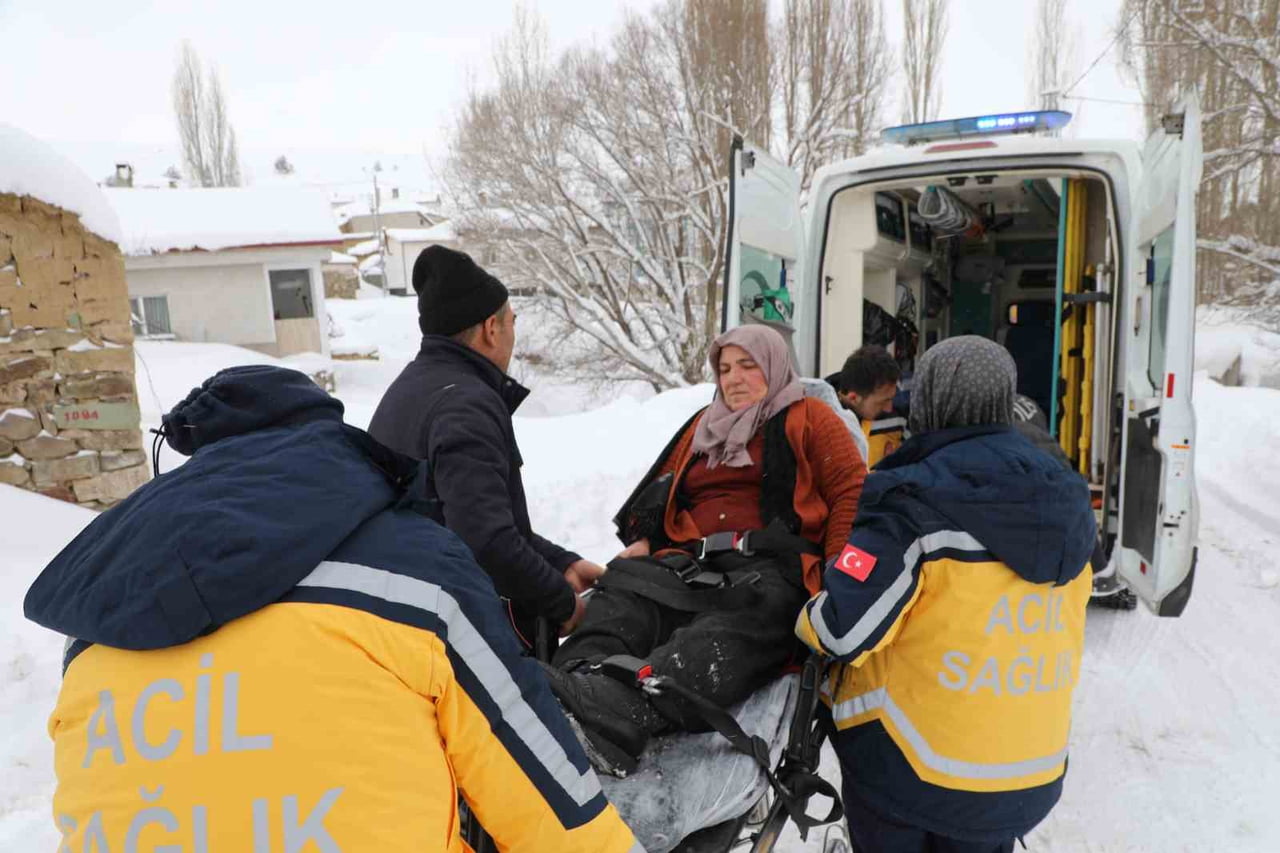 SİVAS’IN KARALAR KÖYÜ’NDE RAHATSIZLANAN 58 YAŞINDAKİ VATANDAŞ, KARLA MÜCADELE EKİPLERİNİN...
