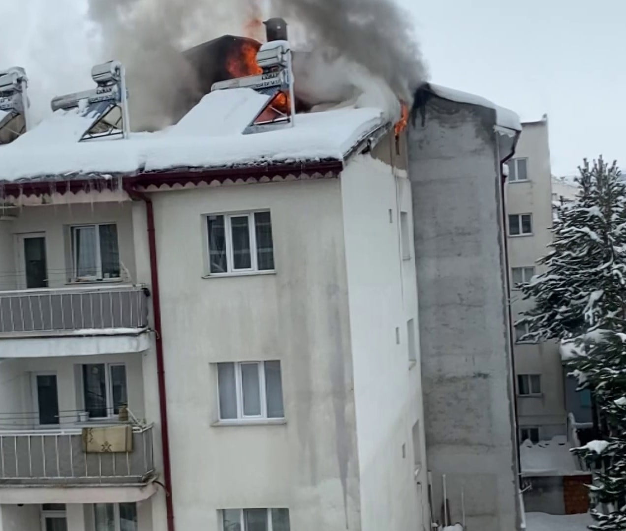 SİVAS’TA 5 KATLI BİR APARTMANIN ÇATISINDA ÇIKAN YANGIN, İTFAİYE EKİPLERİNİN MÜDAHALESİYLE KISA...